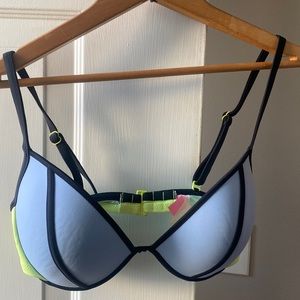 34DD Victoria’s Secret sports bra